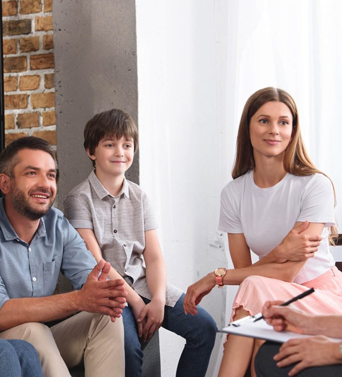 happy-family-sitting-on-therapy-session-by-female-7M4DL87.jpg happy-family-sitting-on-therapy-session-by-female-7M4DL87.jpg